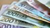 Nahaufnahme von sieben Euro-Geldscheinen von 5 bis 500 Euro liegen aufgefächert nebeneinander