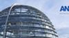 Glaskuppel des Reichstags in Berlin vor blauem, leicht bewölktem Himmel. Rechts oben Logo von ANGA Der Breitbandverband